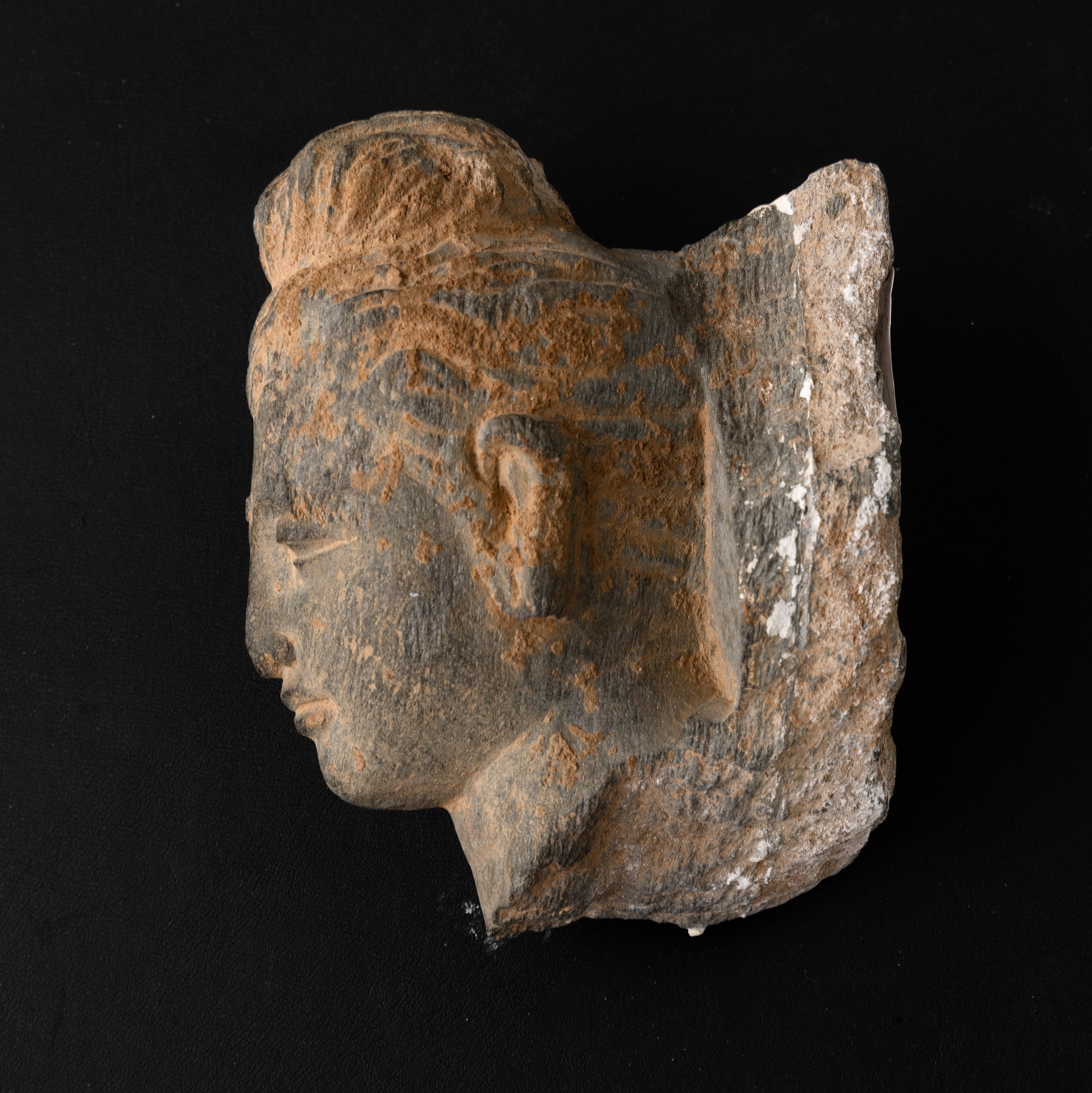 Lotto Composto da Testa di Divinità Scolpita in Pietra e Buddha Entro Cuore Scolpito in Pietra, G...