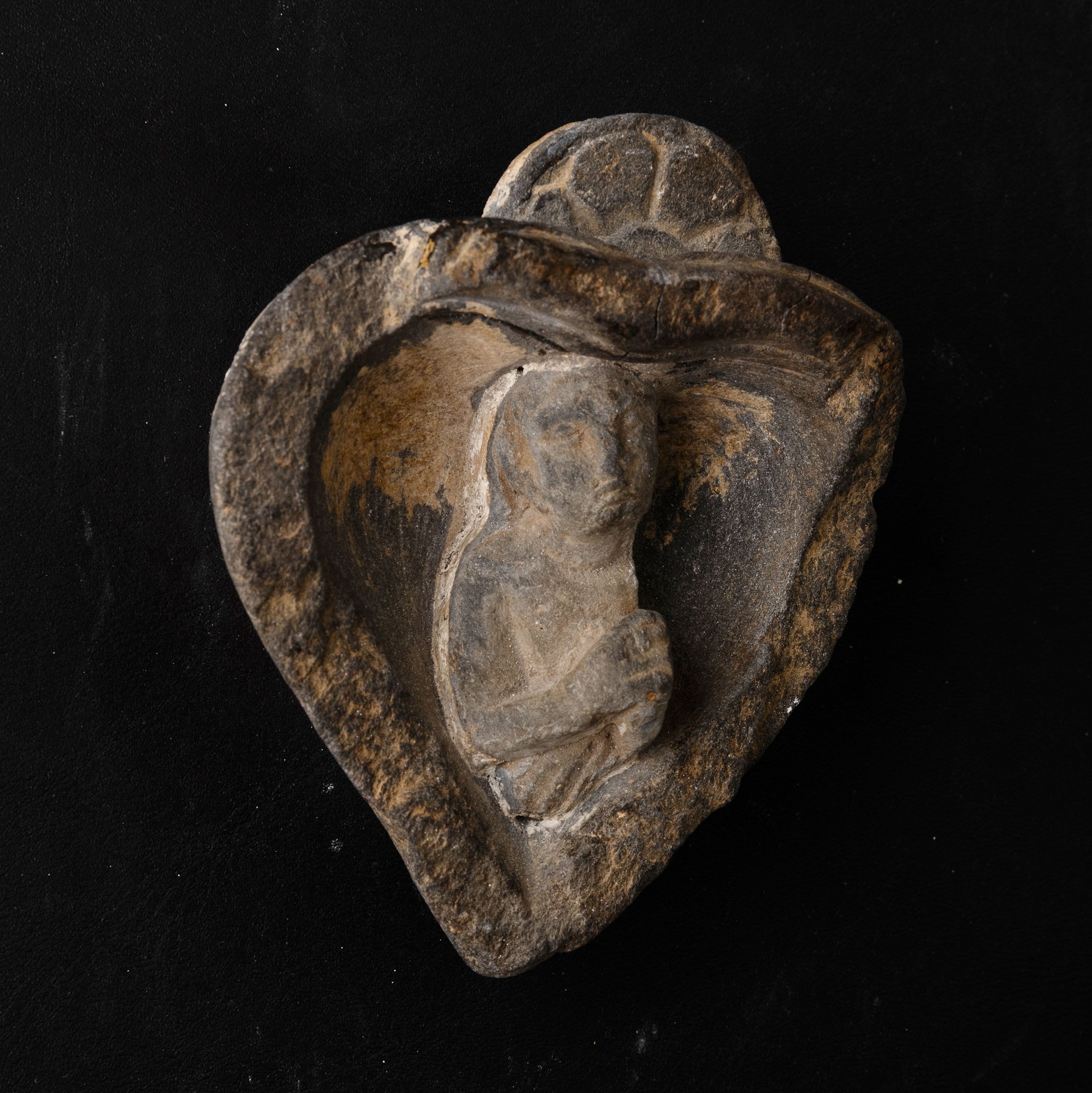 Lotto Composto da Testa di Divinità Scolpita in Pietra e Buddha Entro Cuore Scolpito in Pietra, G...