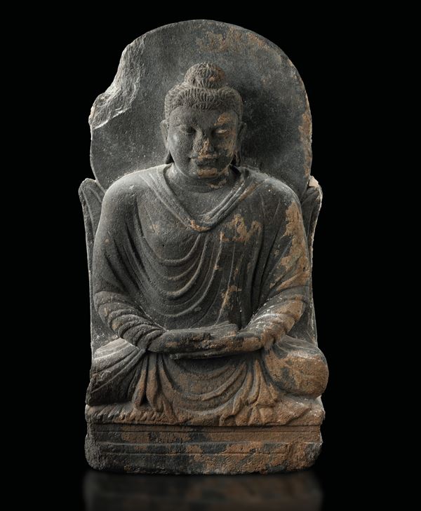 Figura di Buddha Amitayus scolpito in pietra, Gandhara, IV secolo