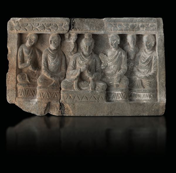 Rilievo scolpito in pietra con figura centrale di Buddha e accoliti, Gandhara, IV secolo