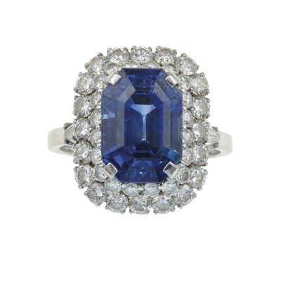 Anello con zaffiro da ct 12,75 e diamanti, in oro bianco 750/1000
