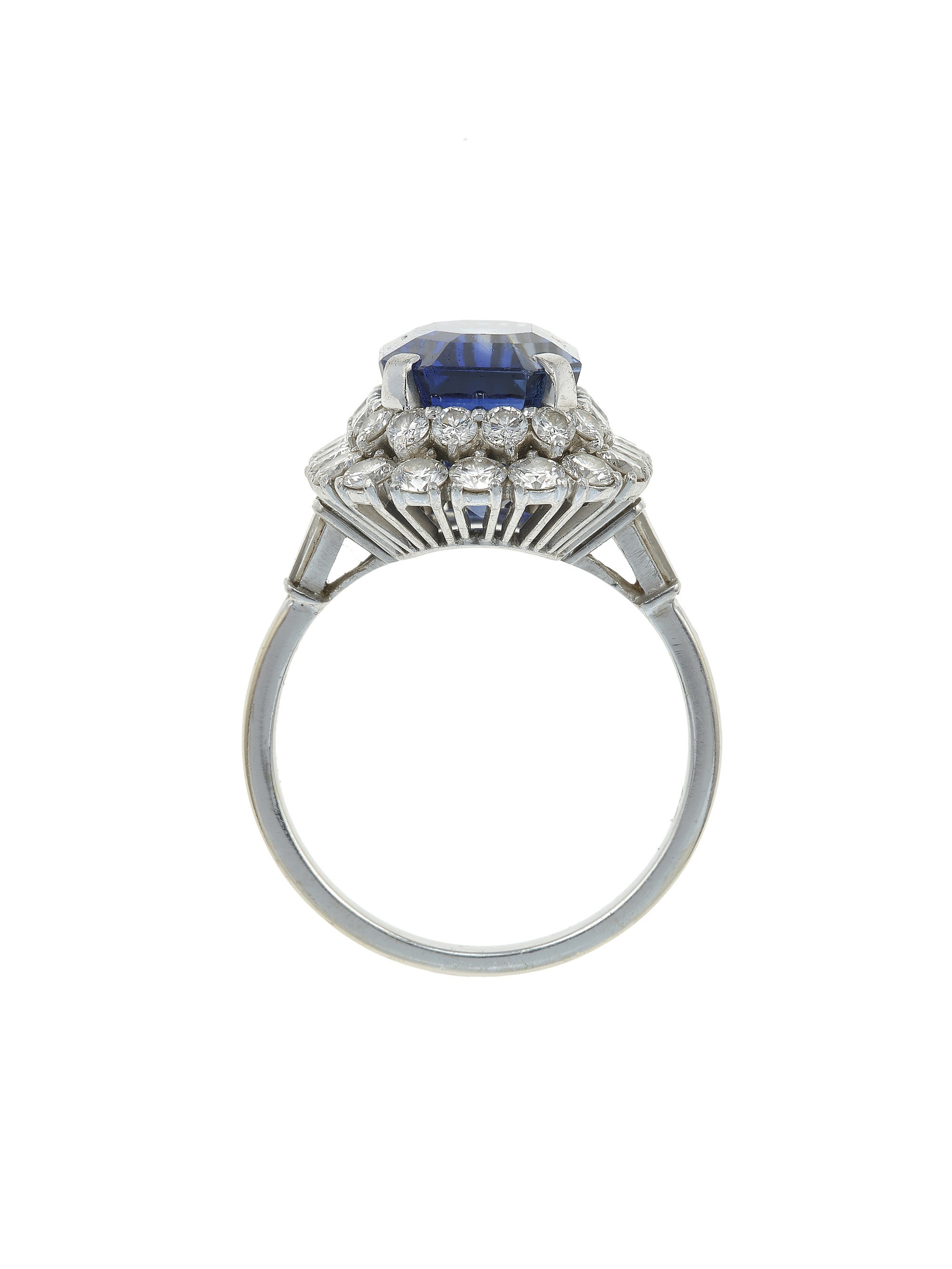 Anello con zaffiro da ct 12,75 e diamanti, in oro bianco 750/1000
