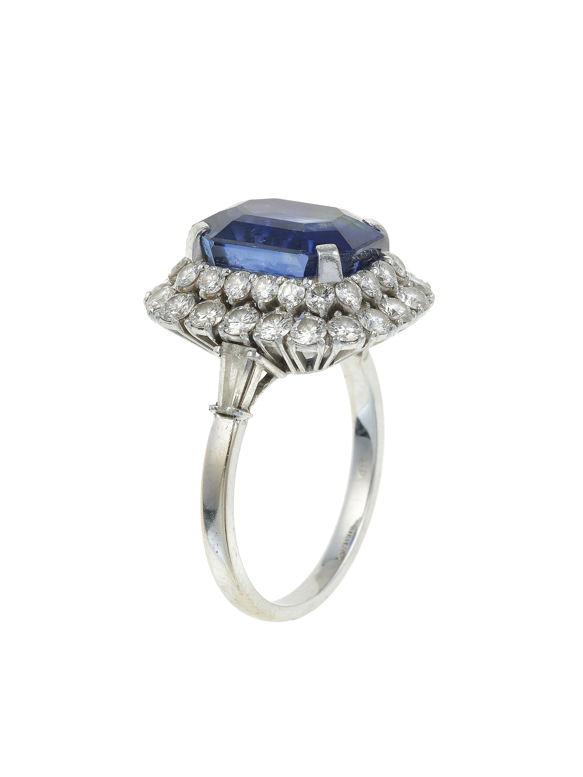 Anello con zaffiro da ct 12,75 e diamanti, in oro bianco 750/1000