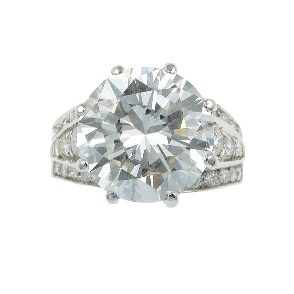 Brilliant-cut diamnd weighing 8.03 carats, color J, clarity VVS1, fluorescence medium. Gemmological Report Centro Analisi Gemmologiche - Valenza n. 120530