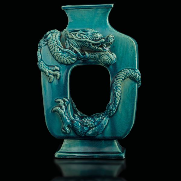 Vaso in porcellana monocroma a fondo turchese con decorazione a dragoni, Cina, XIX secolo