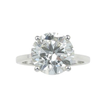 Diamante, taglio brillante ct 5.55; colore J; caratteristiche interne VVS2