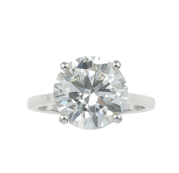 Brilliant-cut diamond weighing 5.55 carats, color J, clarity VVS2, fluorescence none. Gemmological Report  [..]