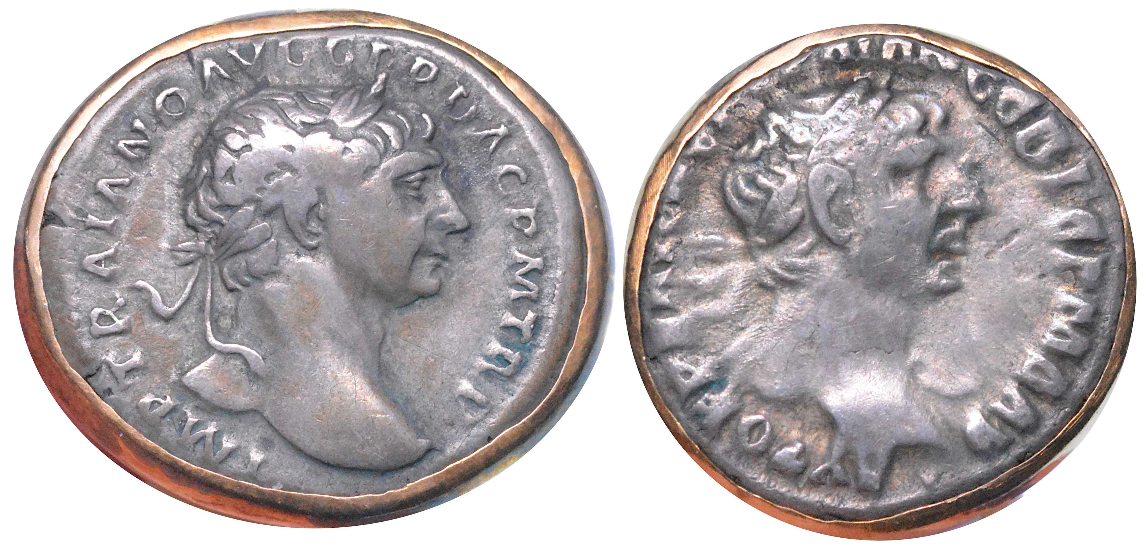 Traiano, 98-117. Lotto di Due Monete Incastonate in Gemelli da Polso in Oro