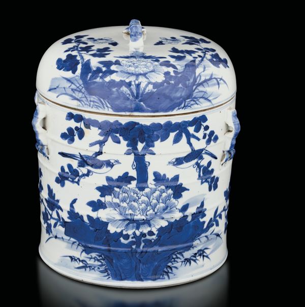 Contenitore in porcellana bianca e blu con coperchio, soggetto naturalistico, Cina, Dinatia Qing, epoca Daoguang (1821-1850)