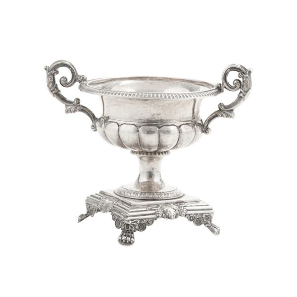 Coppa biansata in argento. XIX secolo