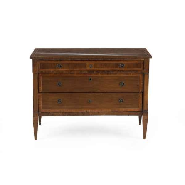 Cassettone Luigi XVI lastronato e filettato. XVIII secolo