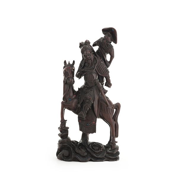 Gruppo in legno scolpito con combattenti su un cavallo