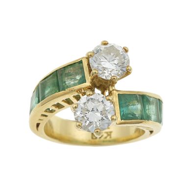 Anello Contrariè con Due Diamanti Taglio Brillante di Ct 1.15 Circa e Smeraldi