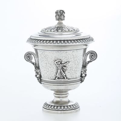 Coppa con coperchio, argento fuso e sagomato, Italia, XX secolo