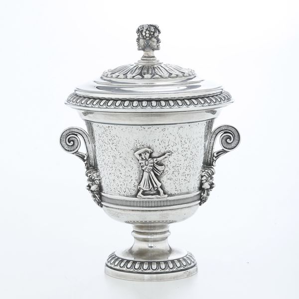 Coppa con coperchio. Argenteria artistica italiana del XX secolo, bollo dell'argentiere consunto
