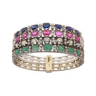 Quattro bracciali rigidi in oro bianco 750 con diamanti, rubini, zaffiri e smeraldi