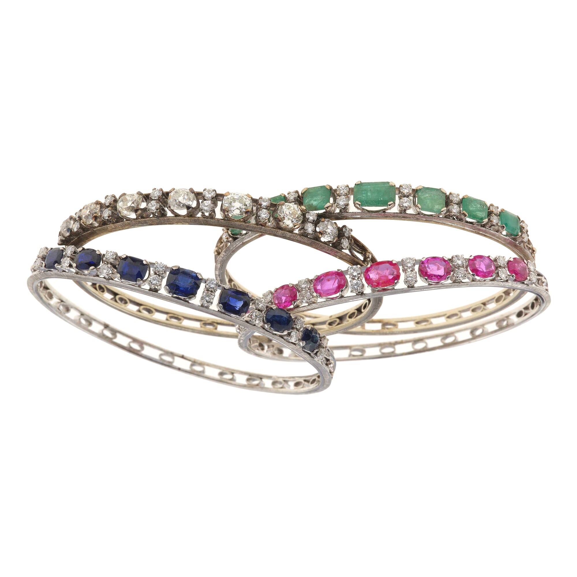 Quattro bracciali rigidi in oro bianco 750 con diamanti, rubini, zaffiri e smeraldi