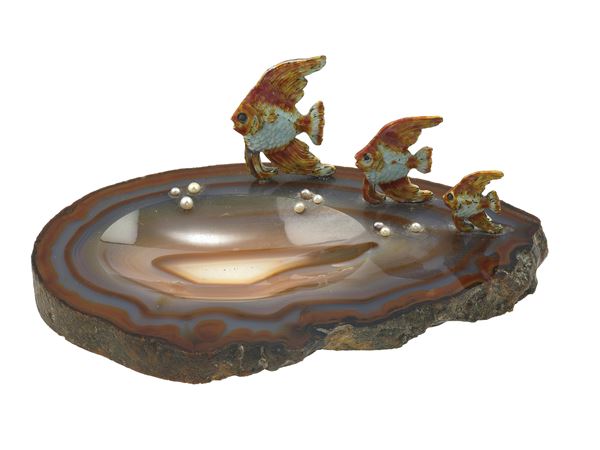 Alfredo Ravasco. Portaoggetti in agata e perle con tre "pesci farfalla" in metallo e smalti policromi. Le perle non sono state testate