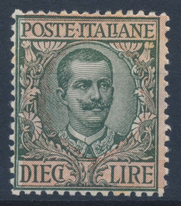 1910 – Regno d’Italia – 10 lire oliva e rosa “Floreale” con varietà ornato floreale spostato (2 mm.), gomma integra (Sass. 91a).