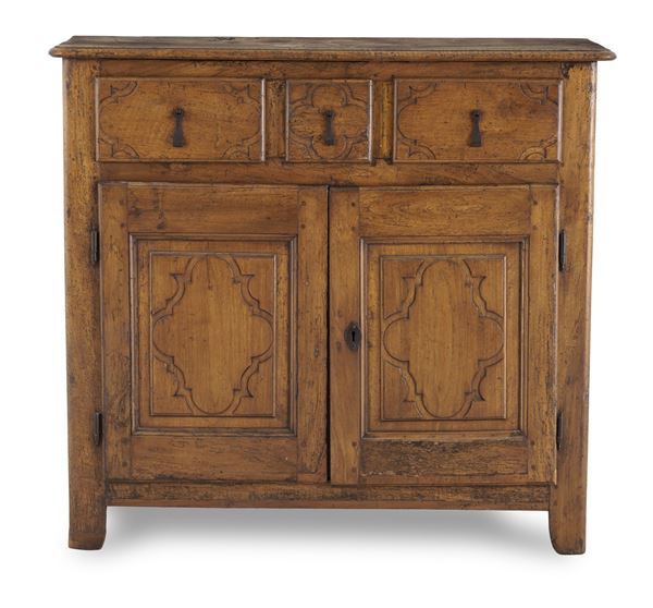 Credenza in noce a due ante e due cassetti. XIX secolo