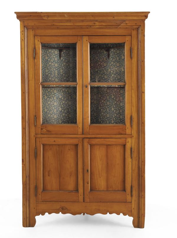 Angolare in noce a due ante. XIX secolo