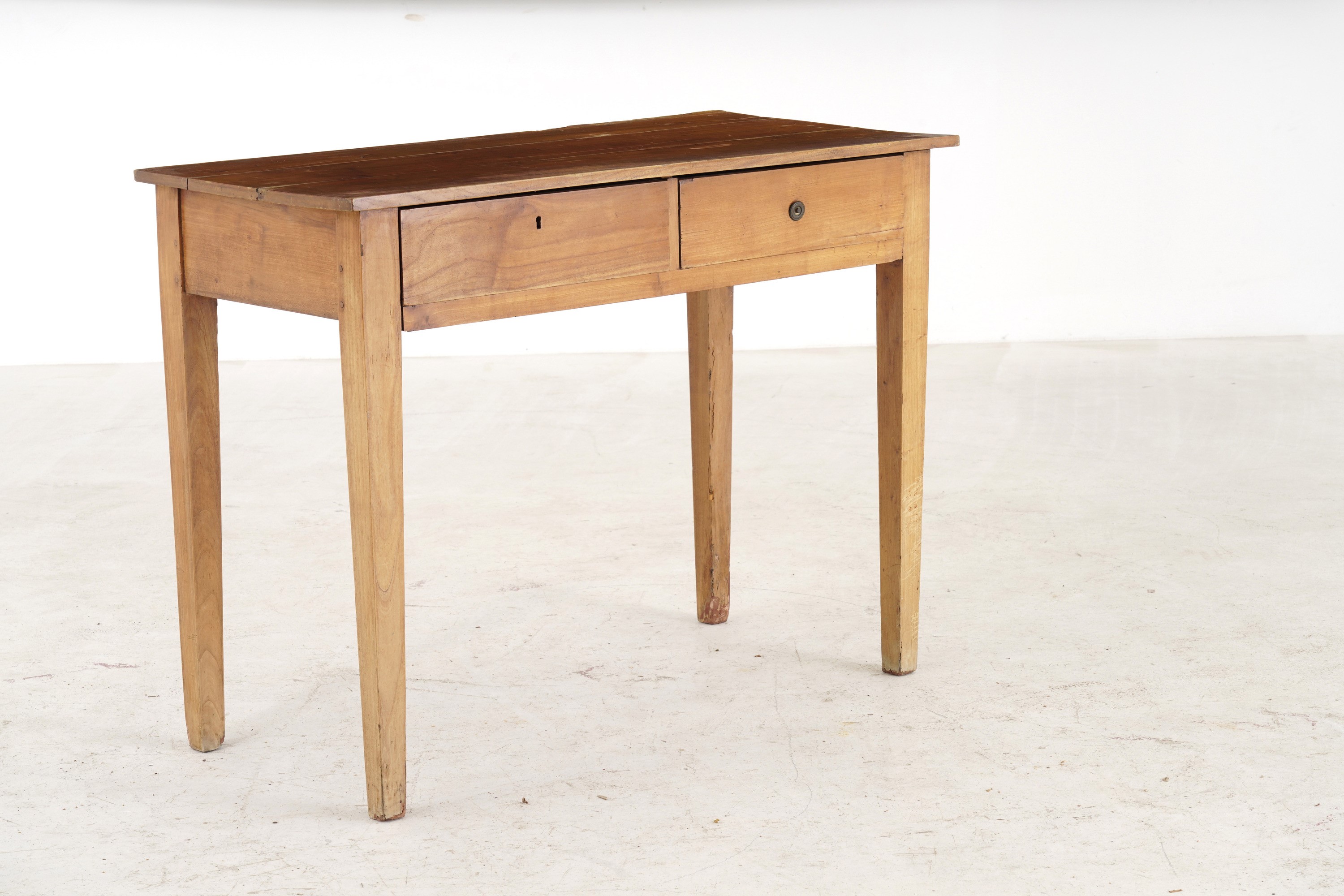 Tavolo in Legno a Due Cassetti. XIX-XX Secolo