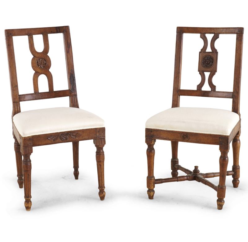 Due sedie rivestite in tessuto bianco  - Auction Antiquariato - Cambi Casa d'Aste
