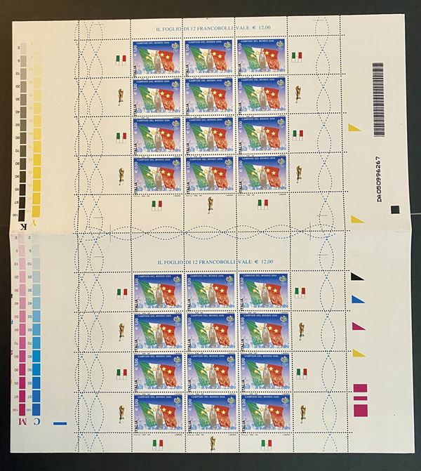 2006 - Repubblica italiana - Minifogli - “Campionato mondiale di calcio 2006. Italia campione” - Coppia verticale di due minifogli contenenti  dodici francobolli da 1,00 euro divisa da interpazio e con margini verticali non tagliati, inoltre tutti i francobolli presentano la varietà  “otto stelle” e colori fuori registro  (Sass. Spec. 18 Aa-Ad-Ca).