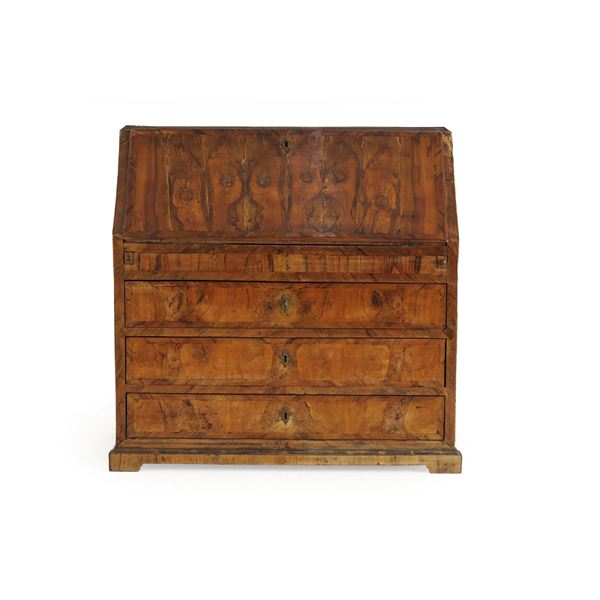 Cassettone con ribalta lastronato in radica. XVIII-XIX secolo