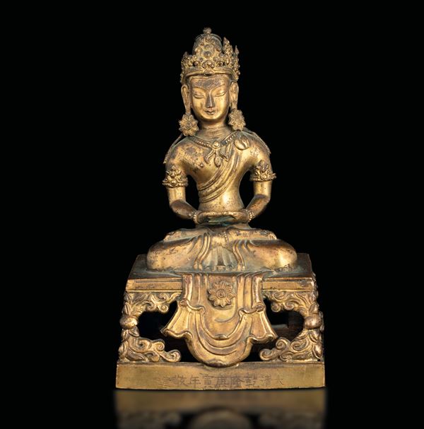 Figura in bronzo dorato raffigurante Buddha Amitayus incoronato con iscrizioni: "da qing qian long geng yin nian jing zao, Il 55º anno dell'era Qianlong, 1790", Cina, Dinastia Qing, marca e del periodo Qianlong (1736-1796)