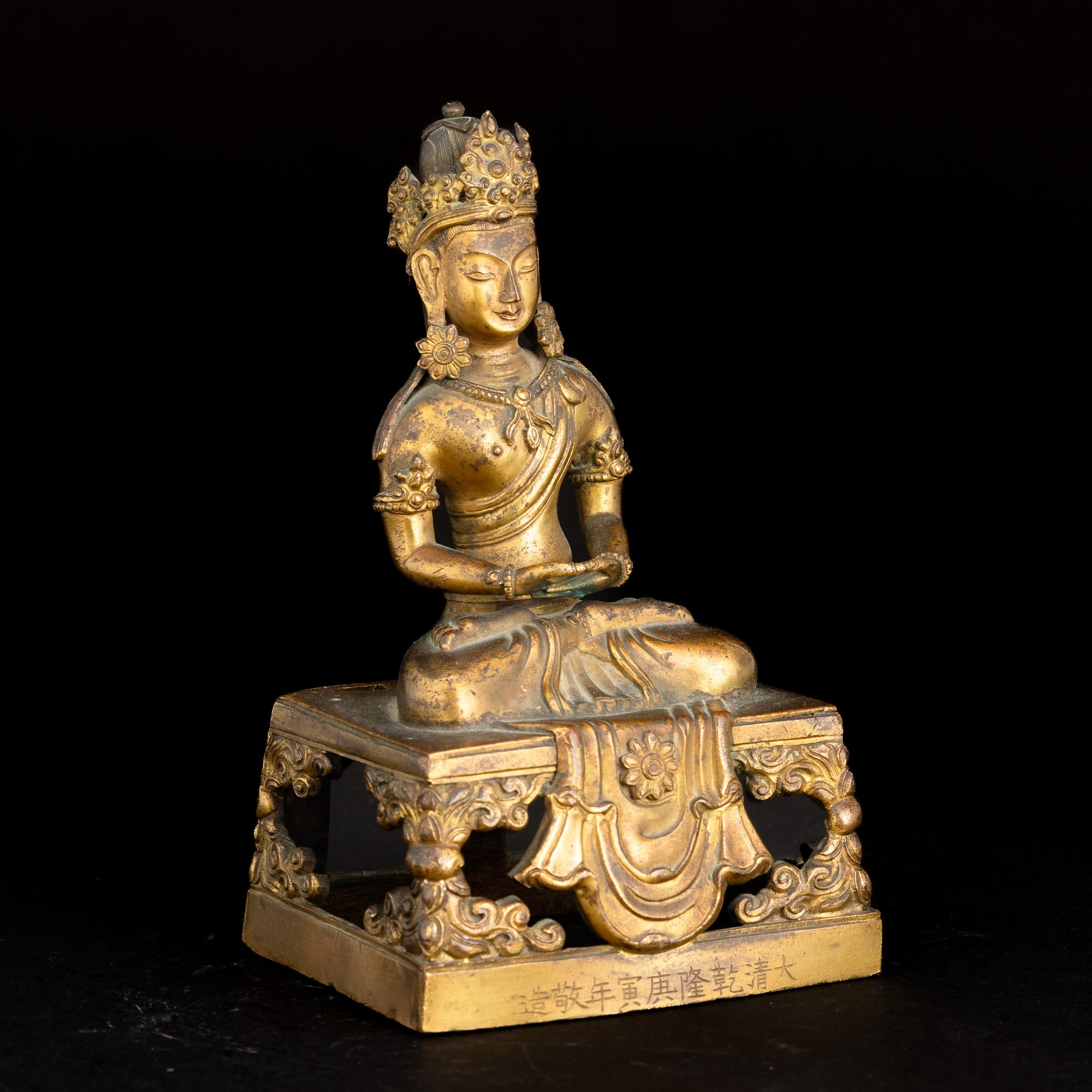 Figura in Bronzo Dorato Raffigurante Buddha Amitayus Incoronato con Iscrizioni: "da Qing Qian Lon...