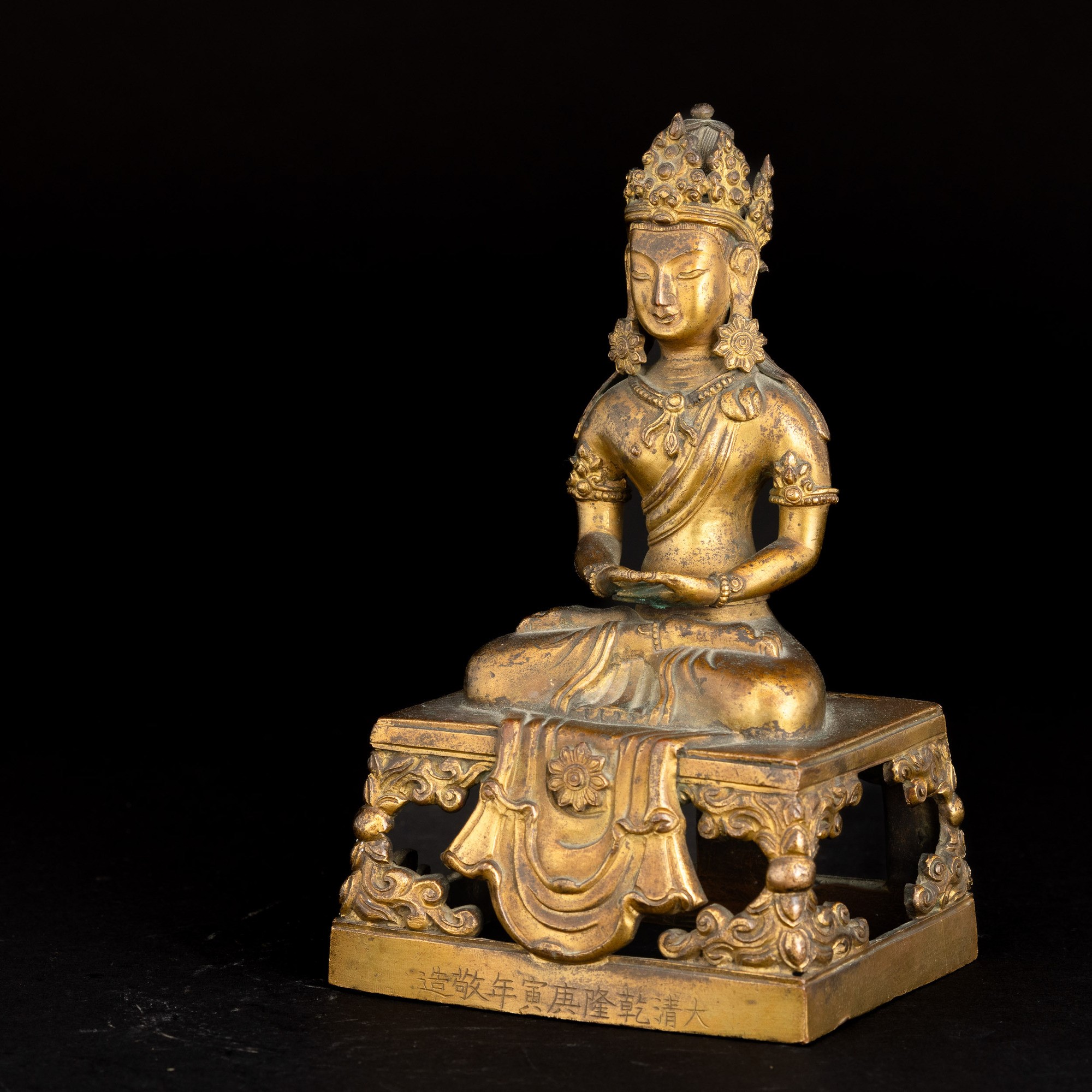 Figura in Bronzo Dorato Raffigurante Buddha Amitayus Incoronato con Iscrizioni: "da Qing Qian Lon...