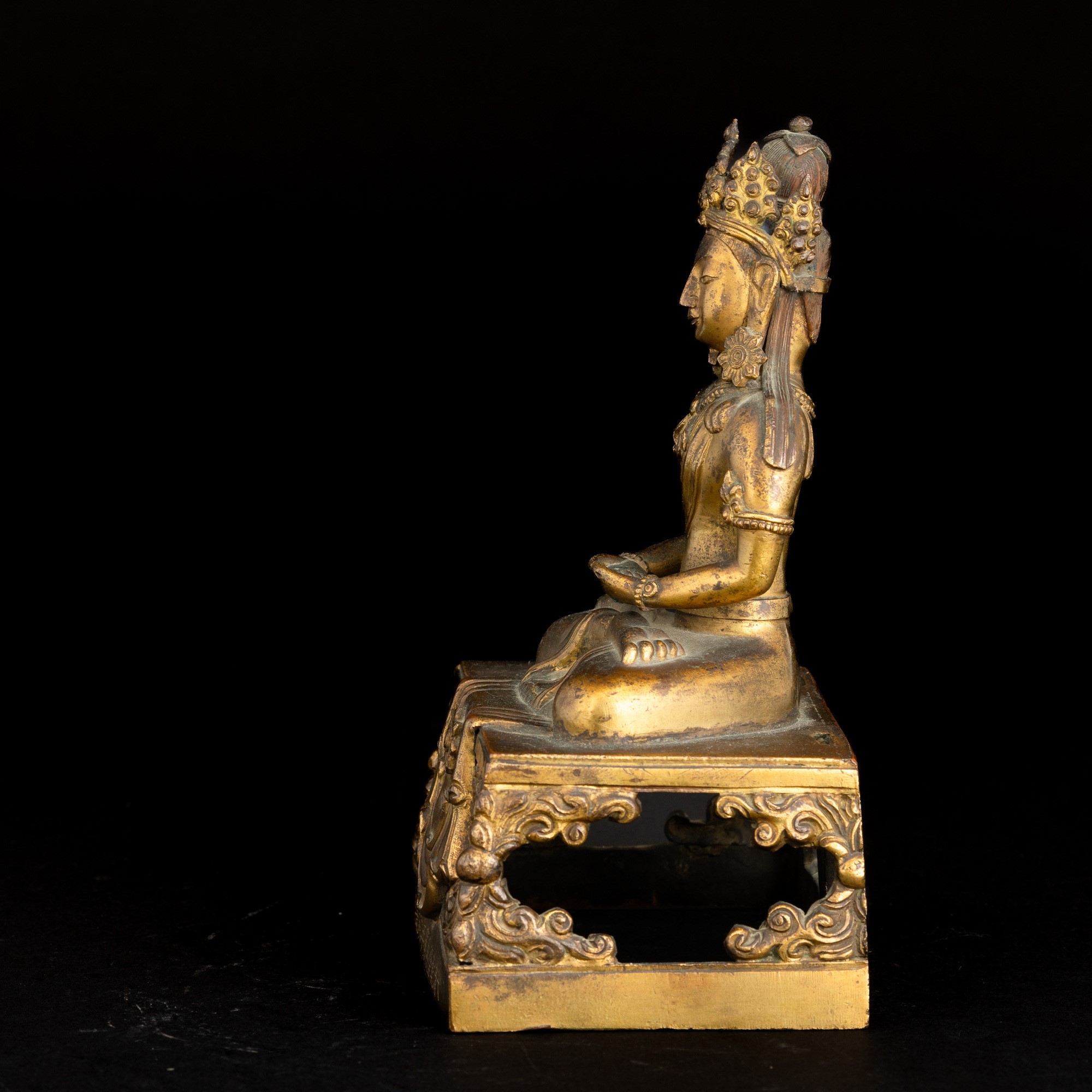 Figura in Bronzo Dorato Raffigurante Buddha Amitayus Incoronato con Iscrizioni: "da Qing Qian Lon...