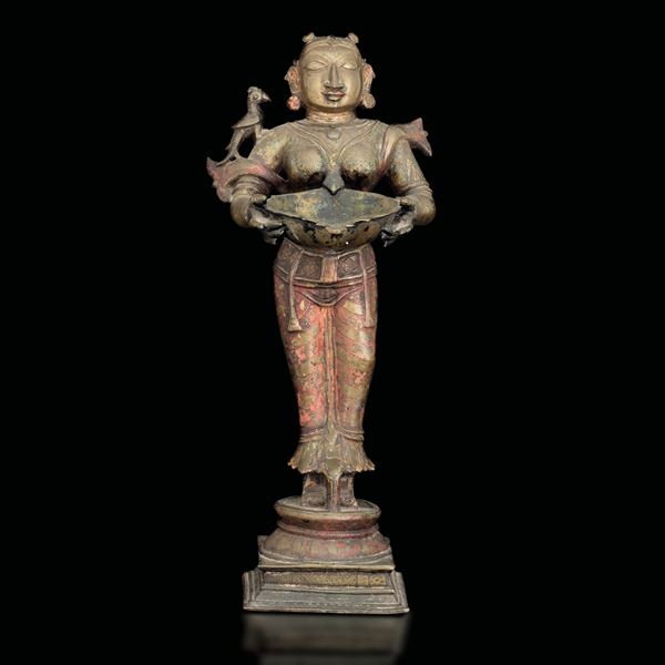 Figura femminile con pappagallo accanto in bronzo con tracce di monocromia e motivi floreali scolpiti, India, XIX secolo