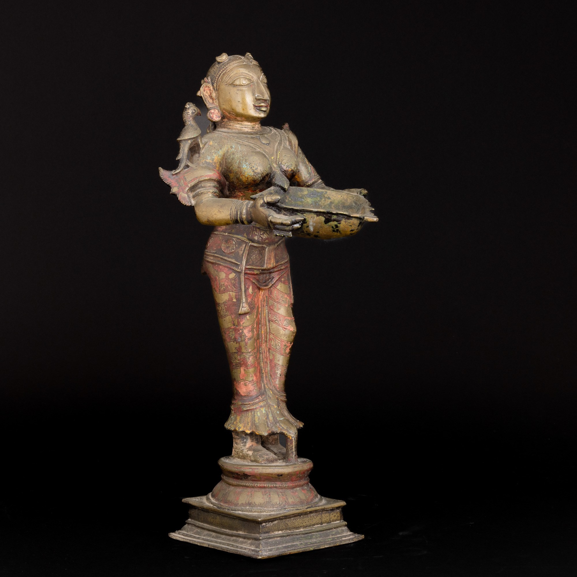 Figura Femminile con Pappagallo Accanto in Bronzo con Tracce di Monocromia e Motivi Floreali Scol...