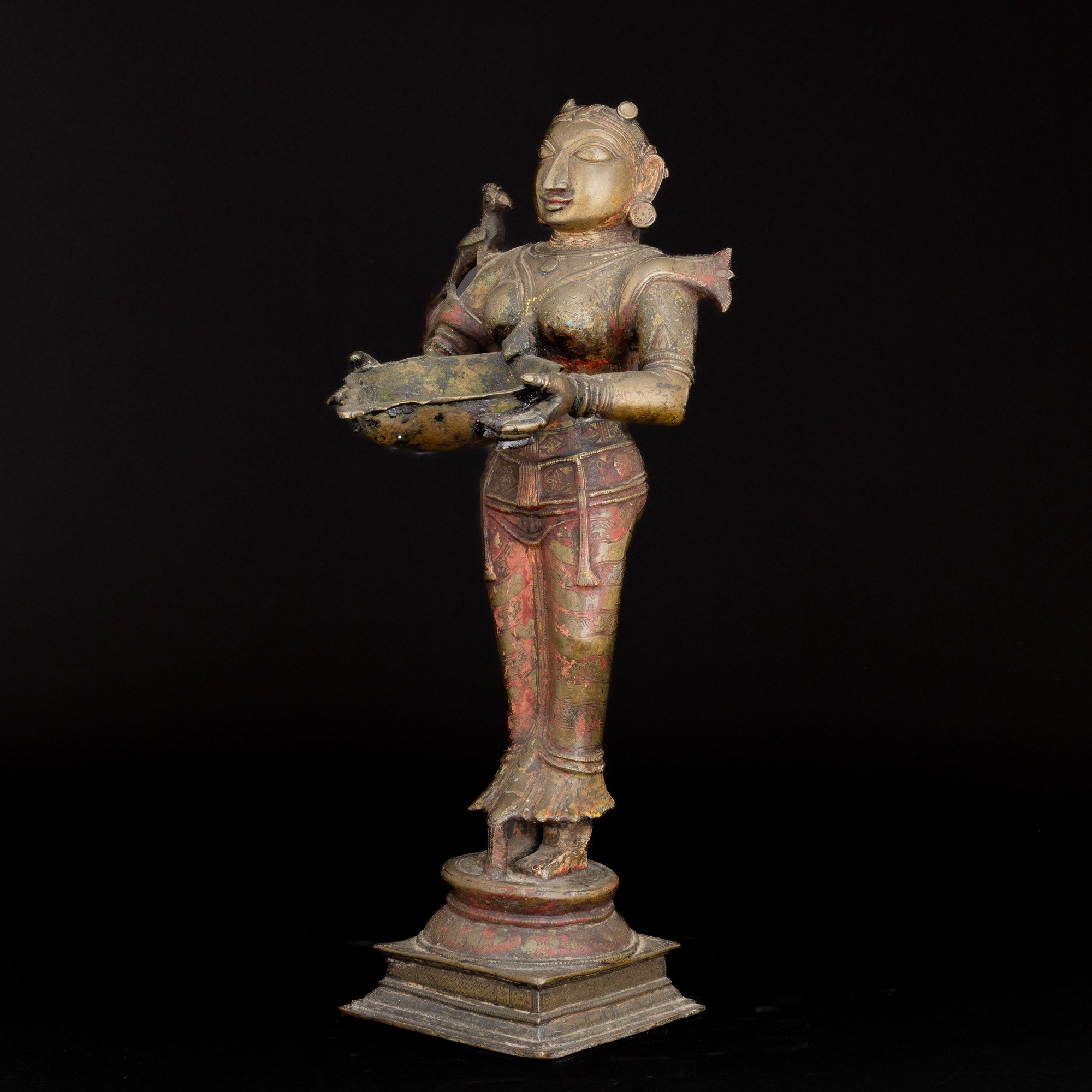 Figura Femminile con Pappagallo Accanto in Bronzo con Tracce di Monocromia e Motivi Floreali Scol...