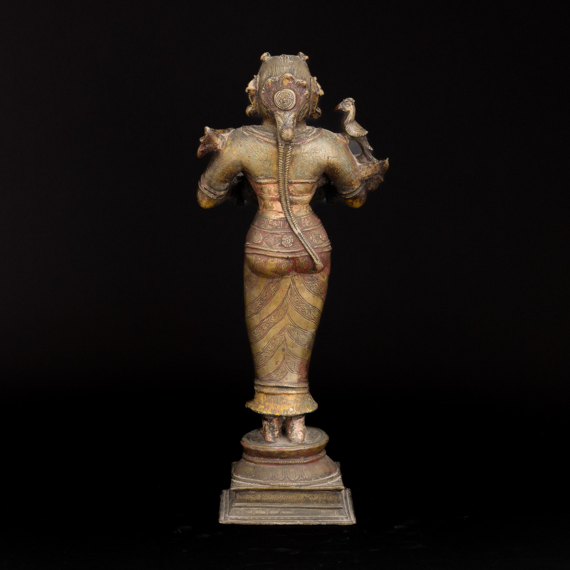 Figura Femminile con Pappagallo Accanto in Bronzo con Tracce di Monocromia e Motivi Floreali Scol...