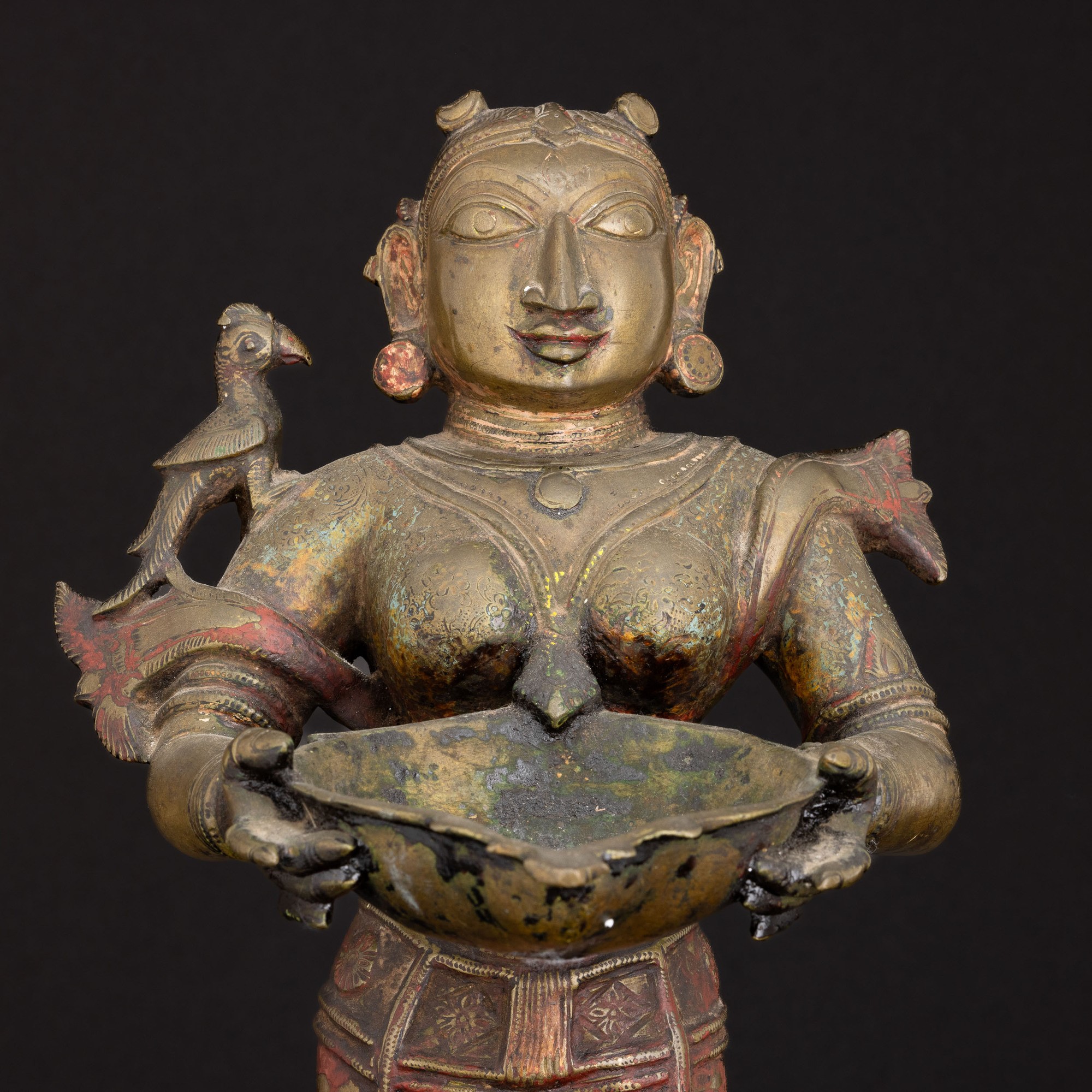Figura Femminile con Pappagallo Accanto in Bronzo con Tracce di Monocromia e Motivi Floreali Scol...
