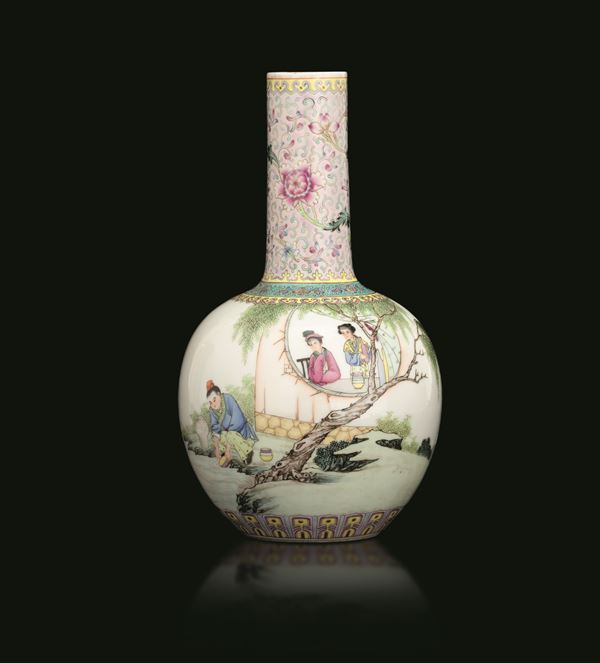 Vaso a bottiglia in porcellana raffigurante "Camera Rosa" con iscrizione al retro di poesia nostalgica, Cina, XX secolo