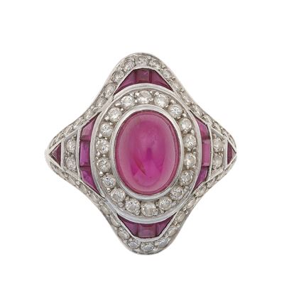 Anello con Rubino Taglio Cabochon e Diamanti