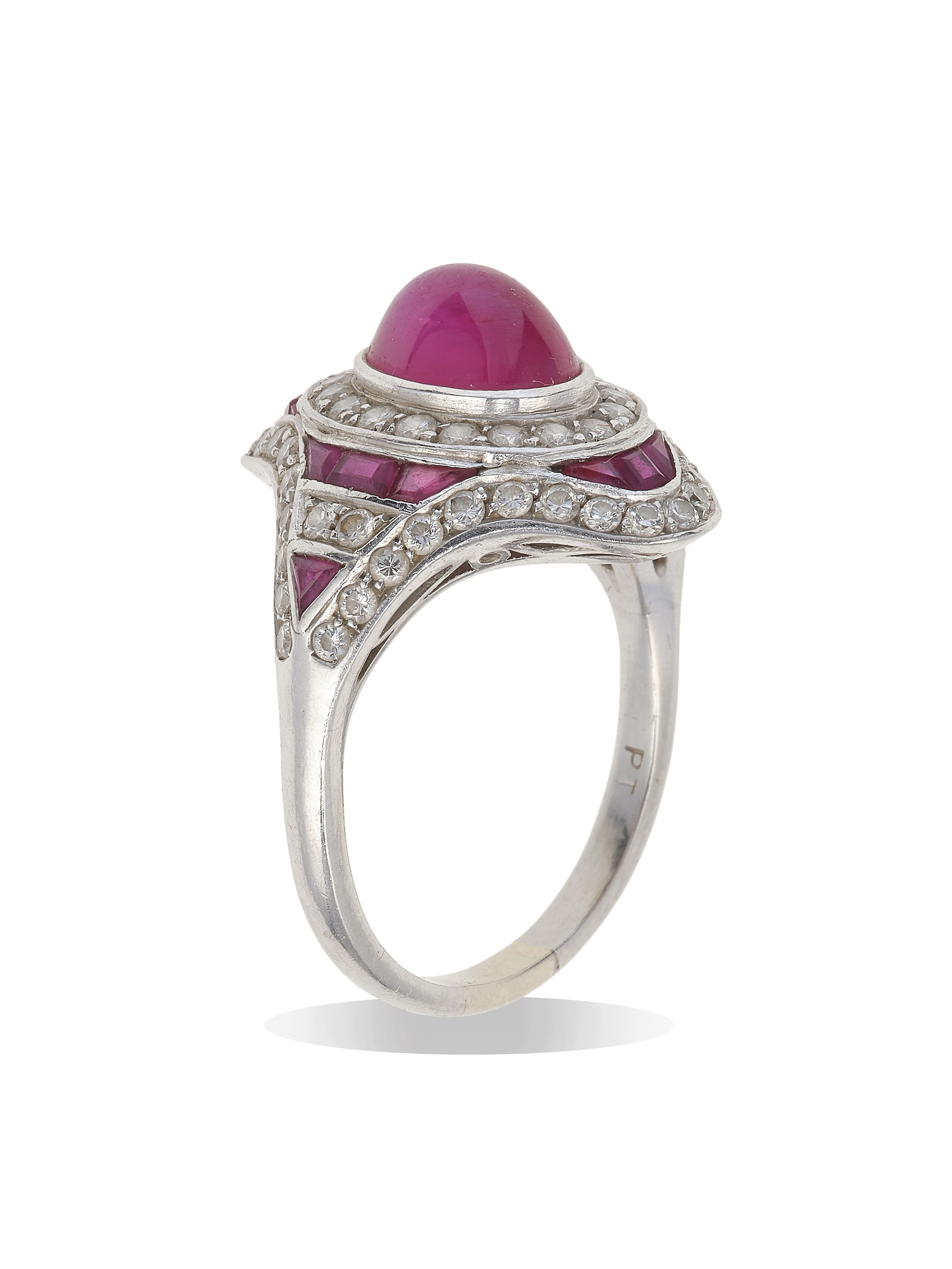 Anello con Rubino Taglio Cabochon e Diamanti