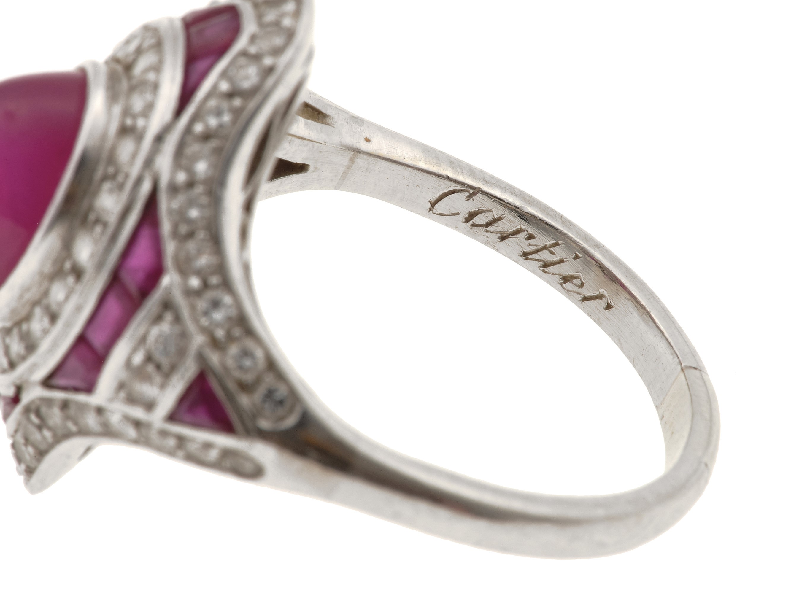 Anello con Rubino Taglio Cabochon e Diamanti