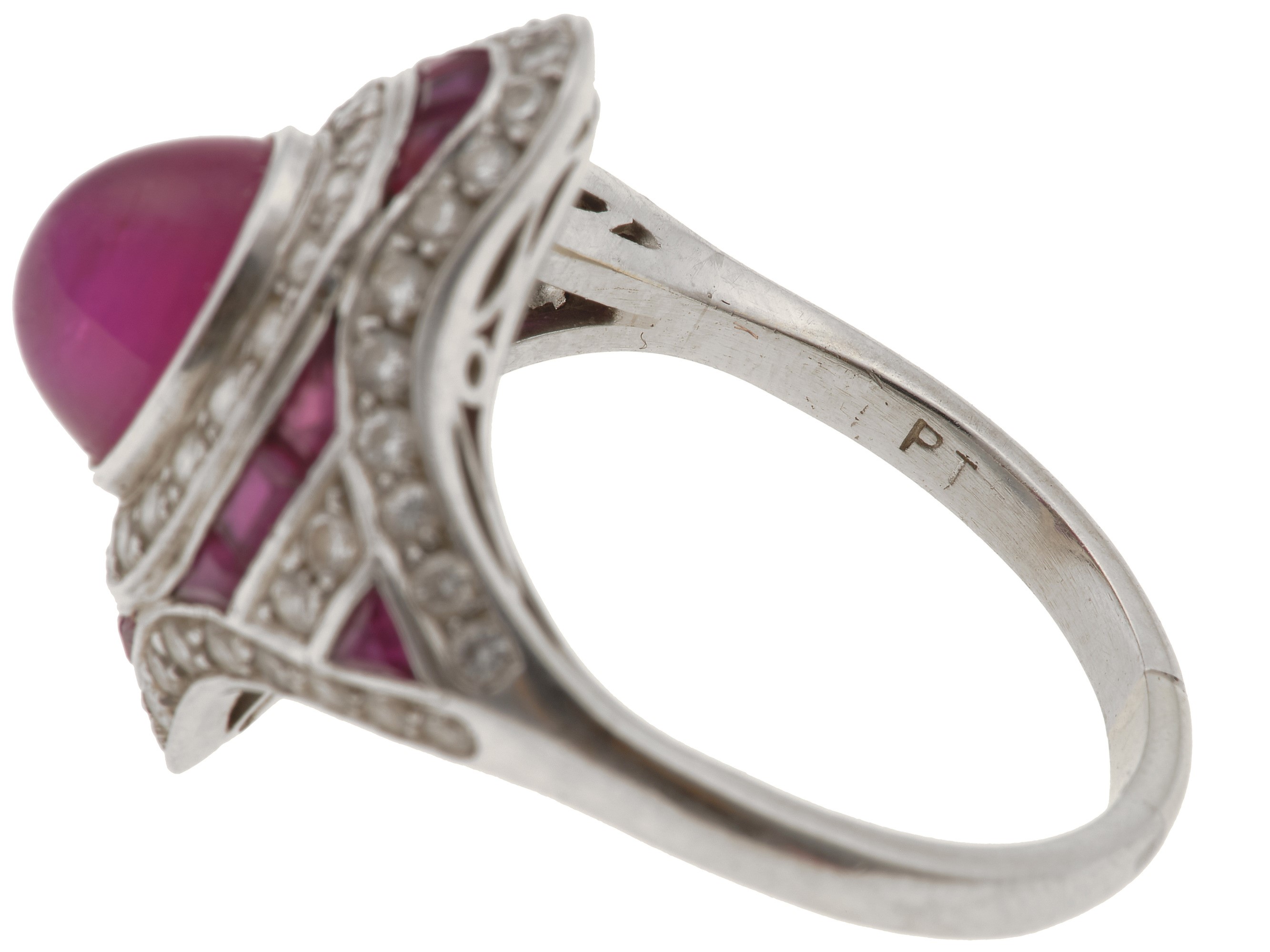 Anello con Rubino Taglio Cabochon e Diamanti