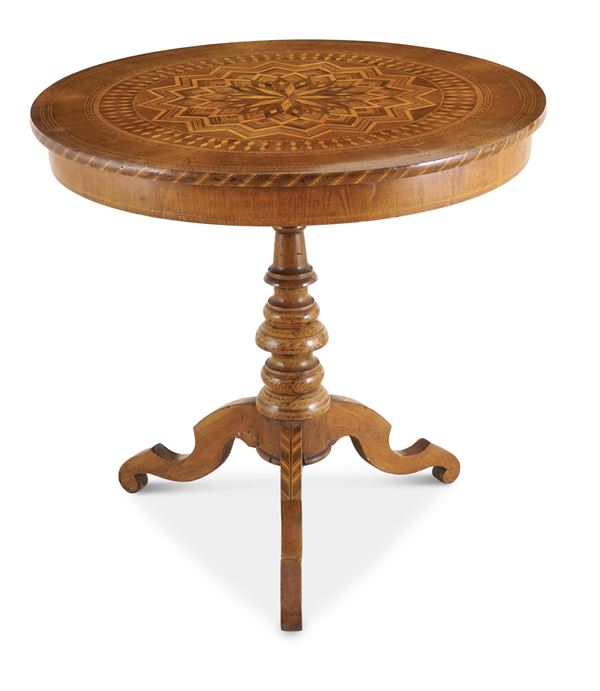 Tavolino tondo lastronato ed intarsiato in varie essenze, XIX secolo