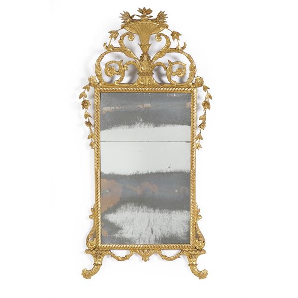 Grande specchiera in legno intagliato e dorato. Italia centrale, XVIII secolo