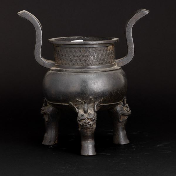 Incensiere tripode in bronzo a decori geometrici e draghi a rilievo, Cina, Dinastia Qing, XIX secolo