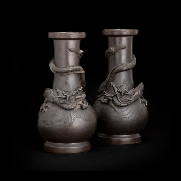 Coppia di vasi in bronzo con decori raffiguranti draghi a rilievo, Cina, XX secolo