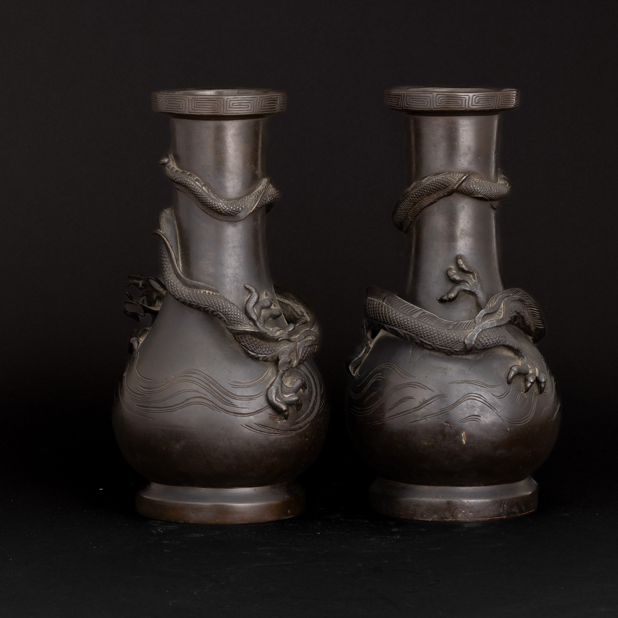 Coppia di vasi in bronzo con decori raffiguranti draghi a rilievo, Cina, XX secolo