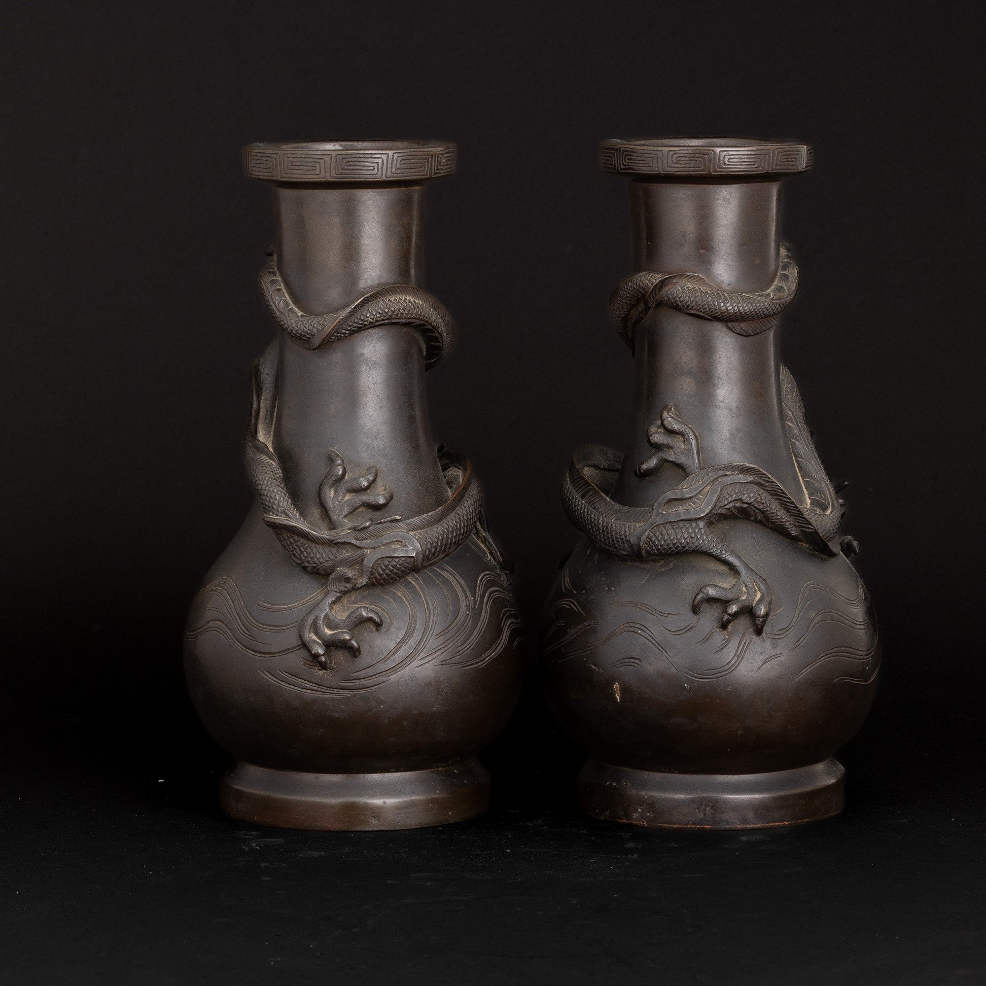 Coppia di vasi in bronzo con decori raffiguranti draghi a rilievo, Cina, XX secolo