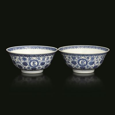 Coppia di Ciotole in Porcellana Bianca e Blu a Motivi Floreali, Cina, Dinastia Qing, Marca e del ...